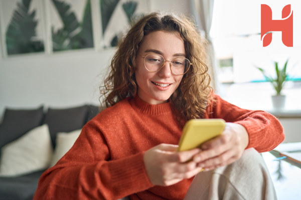 Girl using Hajde app on phone